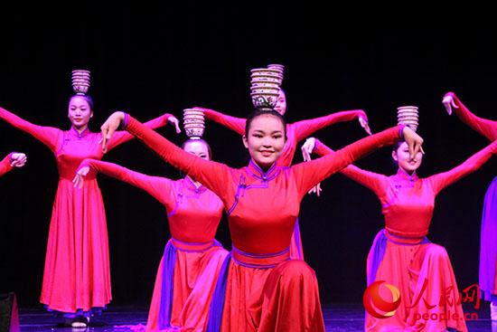內(nèi)蒙古藝術(shù)學(xué)院舞蹈演員表演的群舞《祝?！防_了“草原之聲”演出的帷幕。