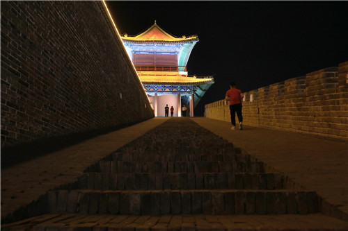 為了保護(hù)文物，消減火災(zāi)隱患，正定縣的旅游點(diǎn)，參觀者必須接受禁帶火種檢查。-河寧 攝.jpg
